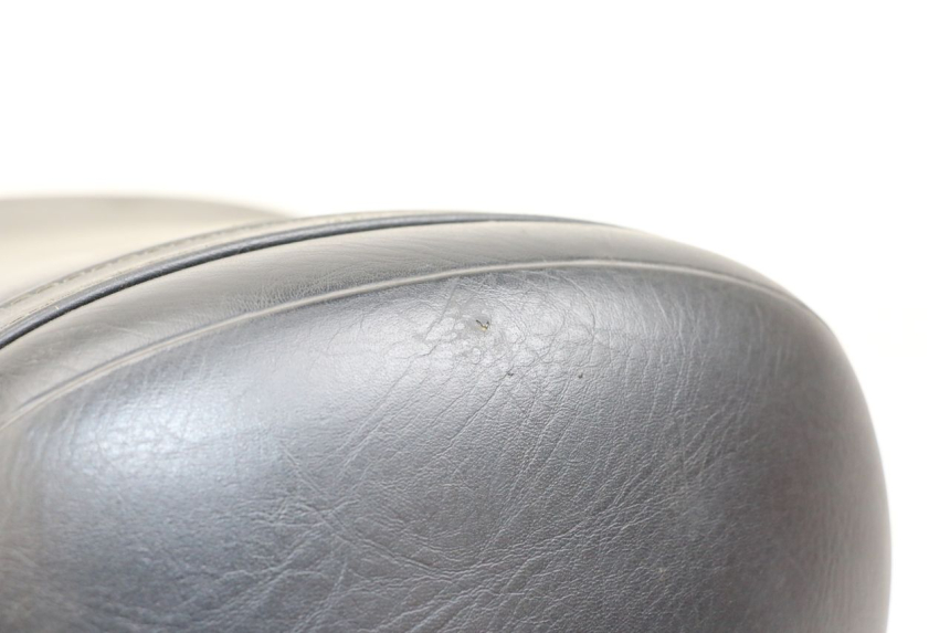 photo de BANCO TRASEIRO SUZUKI VL INTRUDER 125 (2004 - 2007) - Zoom do estado de desgaste