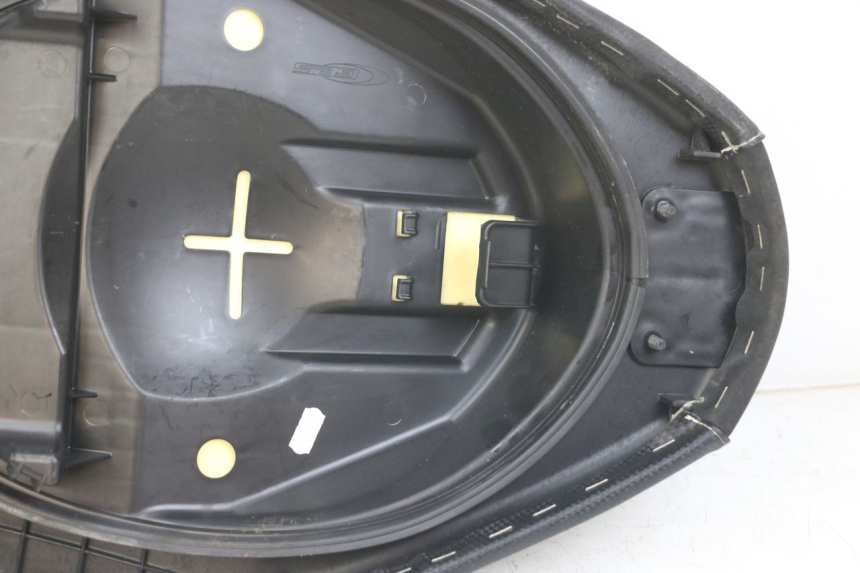 photo de BANCO DIANTEIRO YAMAHA AEROX 2T 50 (2013 - 2017) - Pontos de fixação