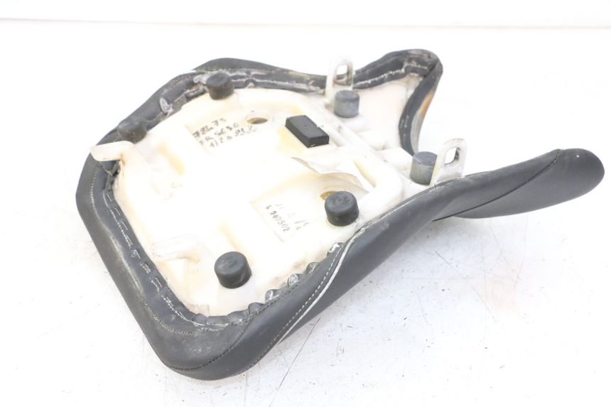 photo de BANCO DIANTEIRO SUZUKI GSR 750 (2011 - 2017) - Detalhe da peça