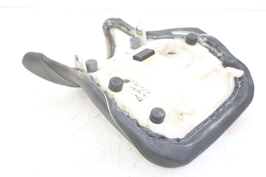 photo de BANCO DIANTEIRO SUZUKI GSR 750 (2011 - 2017) - Zoom do estado de desgaste