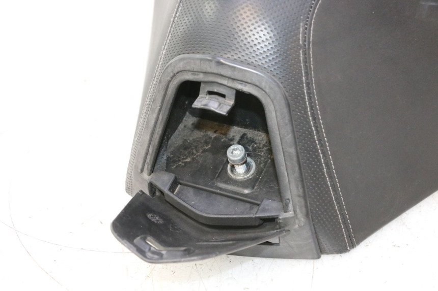 photo de BANCO DIANTEIRO PEUGEOT SATELIS 125 (2013 - 2018) - Pontos de fixação
