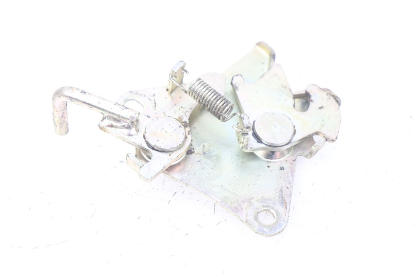photo de FECHADURA DO BANCO HONDA CBR R 125 (2003 - 2006) - Outro ângulo de visão
