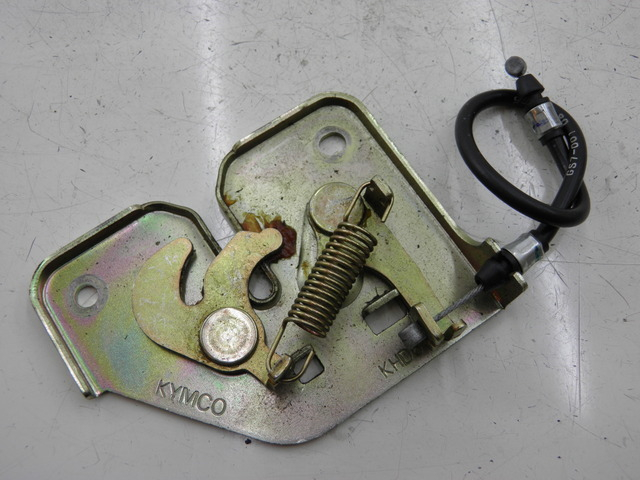 photo de FECHADURA DO BANCO KYMCO QUANNON NAKED 125 (2010) - Detalhe da peça