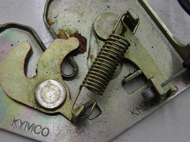 photo de FECHADURA DO BANCO KYMCO QUANNON NAKED 125 (2010) - Zoom do estado de desgaste
