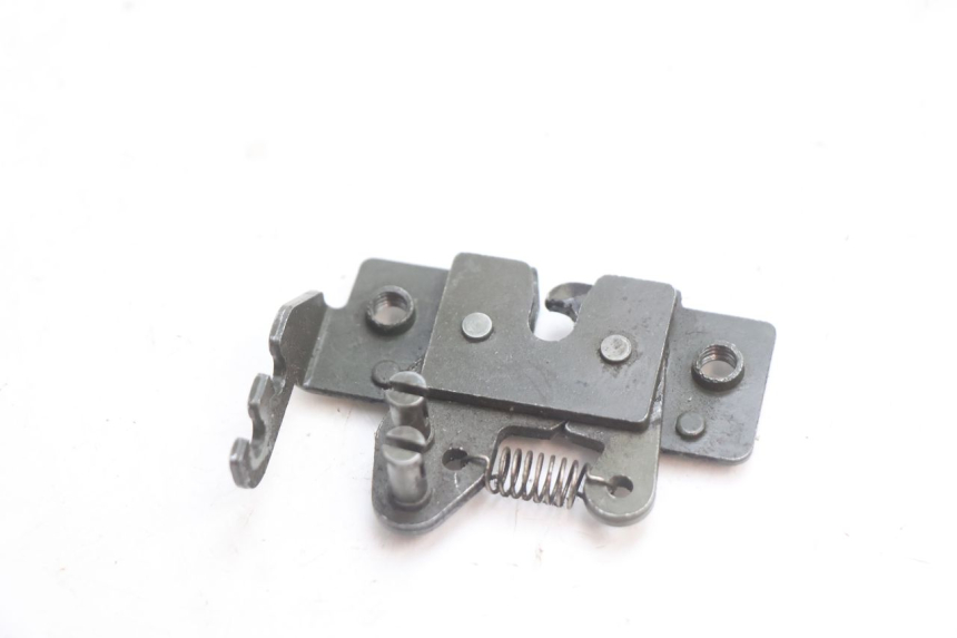 photo de FECHADURA DO BANCO PIAGGIO MP3 LT 300 (2010 - 2016) - Detalhe da peça