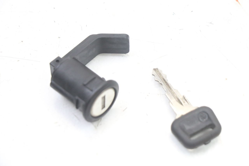photo de FECHADURA DO BANCO PEUGEOT SATELIS COMPRESSOR K15 125 (2006 - 2009) - Detalhe da peça