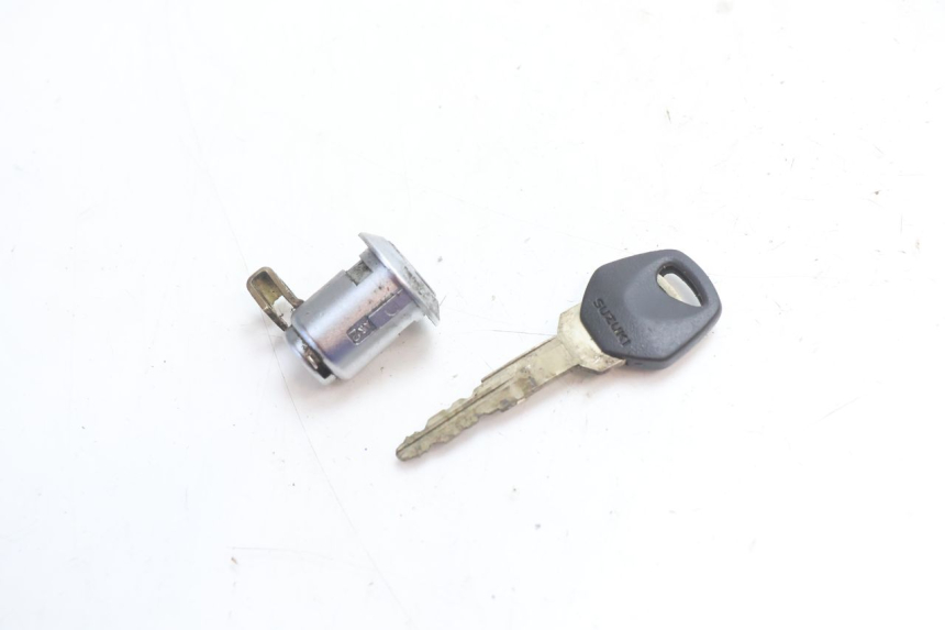 photo de FECHADURA DO ASSENTO SUZUKI SV S 650 (2003 - 2009) - Detalhe da peça