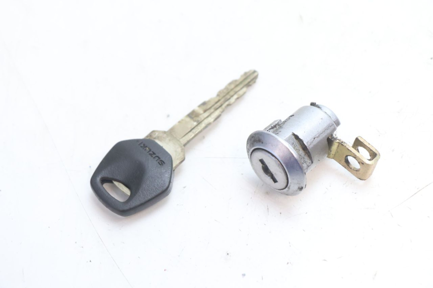 photo de FECHADURA DO ASSENTO SUZUKI SV S 650 (2003 - 2009) - Zoom do estado de desgaste