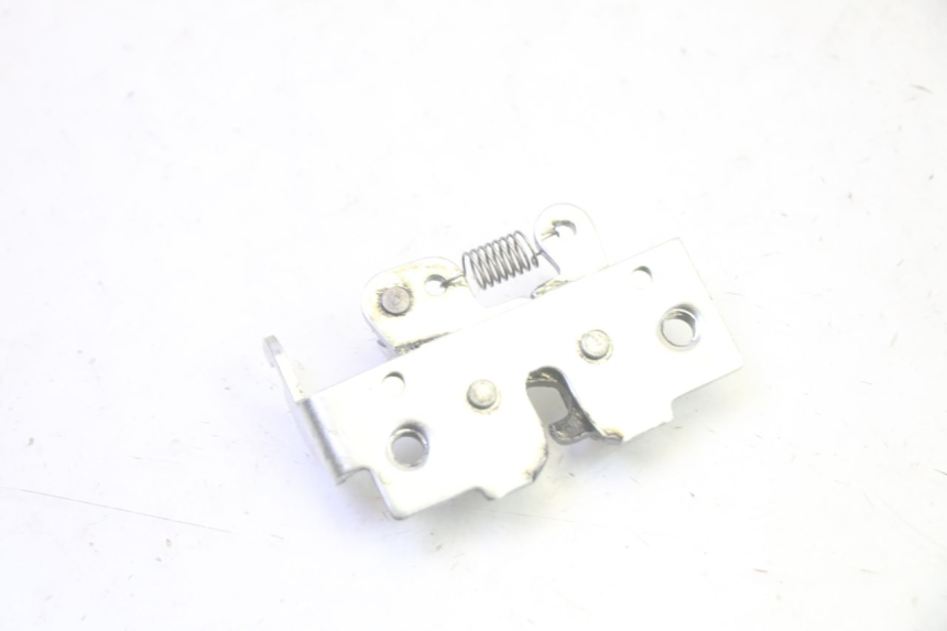 photo de FECHADURA DO BANCO YAMAHA XMAX X-MAX 125 (2006 - 2009) - Zoom do estado de desgaste