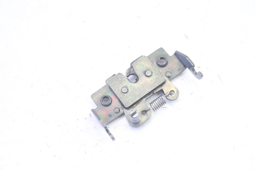 photo de FECHADURA DO BANCO PIAGGIO X8 125 (2004 - 2007) - Detalhe da peça
