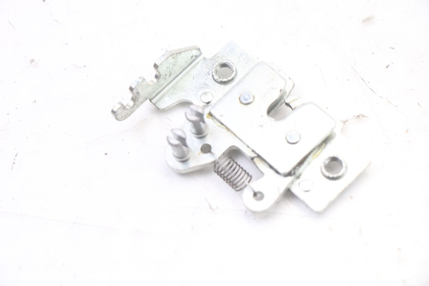 photo de FECHADURA DO BANCO PIAGGIO XEVO - X EVO 125 (2007 - 2017) - Detalhe da peça