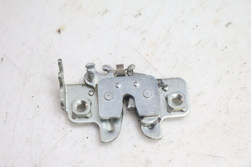 photo de FECHO DO BANCO SUZUKI BURGMAN EXECUTIVE ABS 650 (2006 - 2012) - Detalhe da peça
