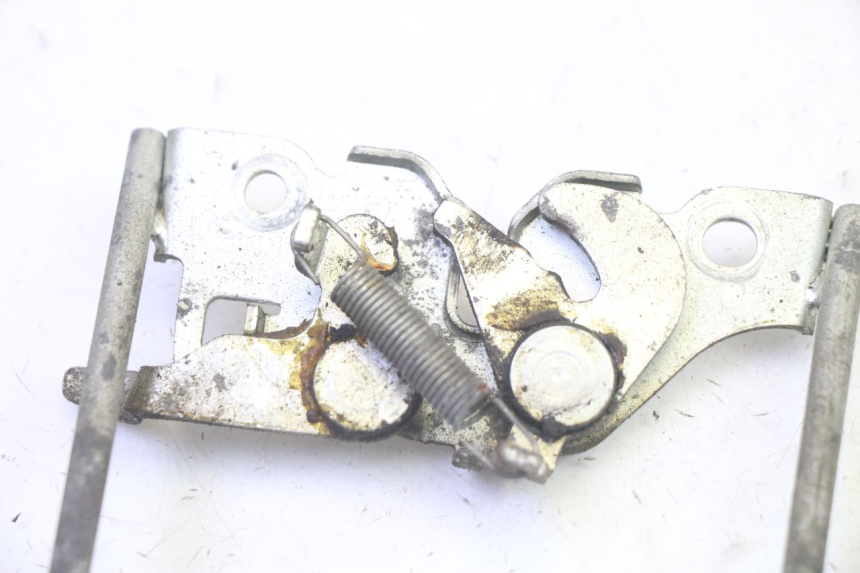 photo de FECHADURA DO BANCO HONDA CBF 125 (2009 - 2015) - Zoom do estado de desgaste