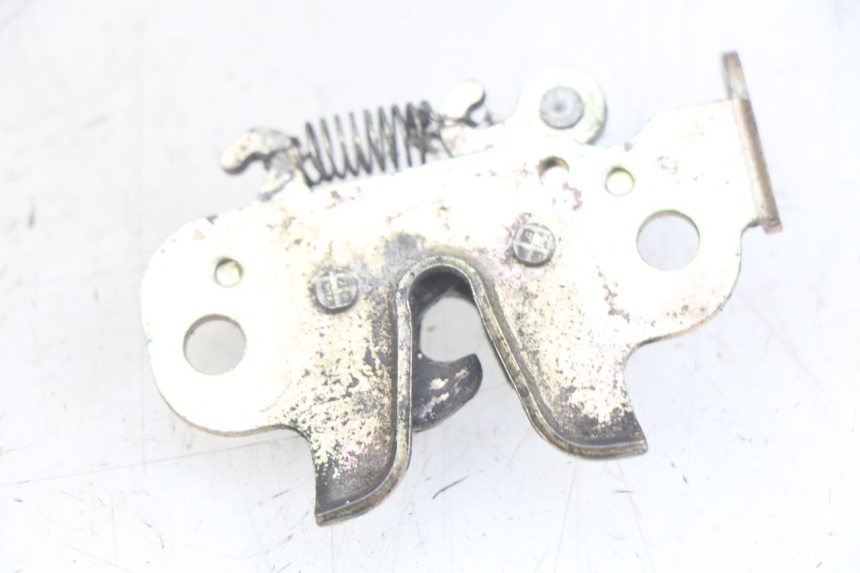 photo de FECHO DO BANCO PEUGEOT CITYSTAR 125 (2011 - 2017) - Detalhe da peça