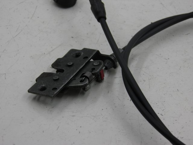 photo de FECHADURA DO BANCO DERBI GP MAX 250 (2006 - 2008) - Detalhe da peça