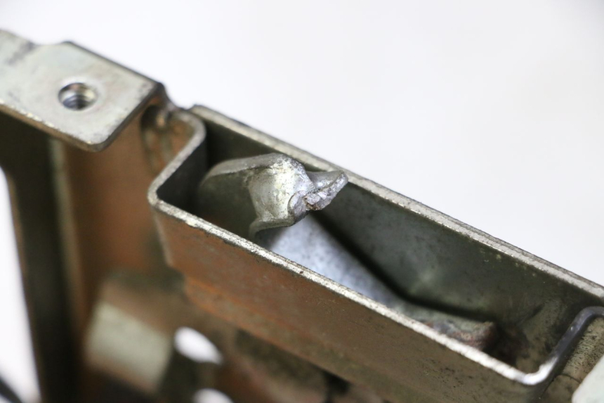 photo de FECHADURA DO BANCO HONDA FES S-WING SWING ABS 125 (2007 - 2015) - Outro ângulo de visão