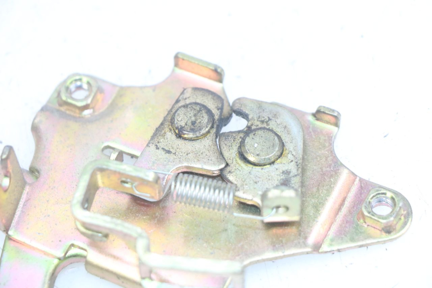 photo de FECHO DO BANCO SYM FIDDLE 3 III 125 (2014 - 2020) - Detalhe da peça