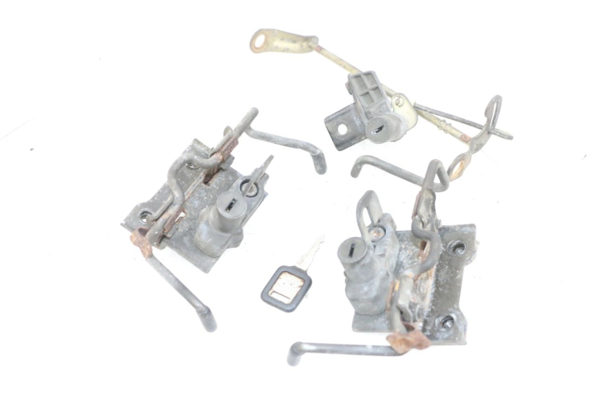 photo de FECHADURA DO BANCO KAWASAKI GPX R WARBIRD 600 (1988 - 1993) - Detalhe da peça