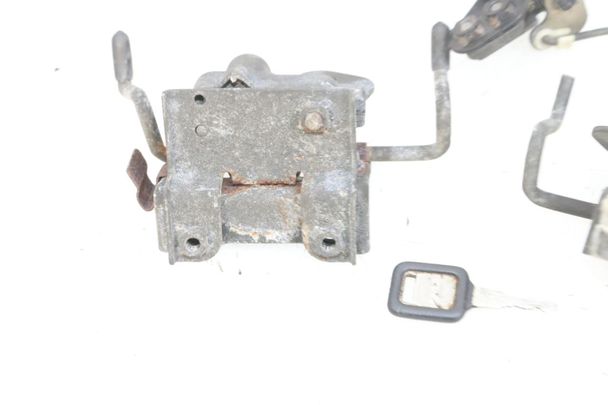 photo de FECHADURA DO BANCO KAWASAKI GPX R WARBIRD 600 (1988 - 1993) - Zoom do estado de desgaste