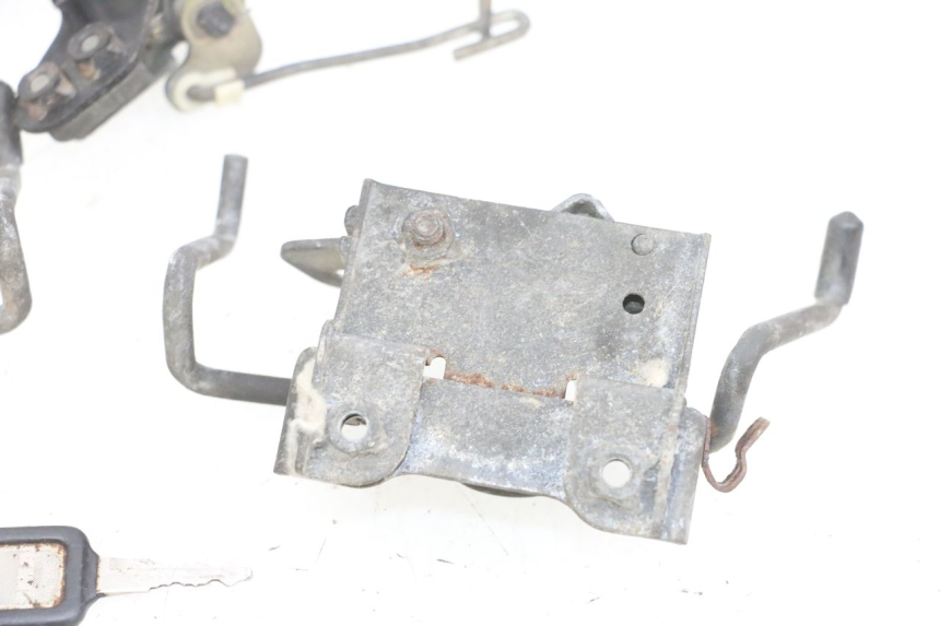 photo de FECHADURA DO BANCO KAWASAKI GPX R WARBIRD 600 (1988 - 1993) - Outro ângulo de visão