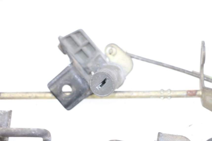 photo de FECHADURA DO BANCO KAWASAKI GPX R WARBIRD 600 (1988 - 1993) - Marcações e referências