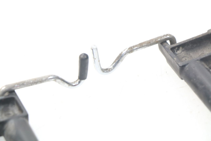 photo de FECHADURA DO BANCO KAWASAKI GPZ S 500 (1994 - 2005) - Zoom do estado de desgaste