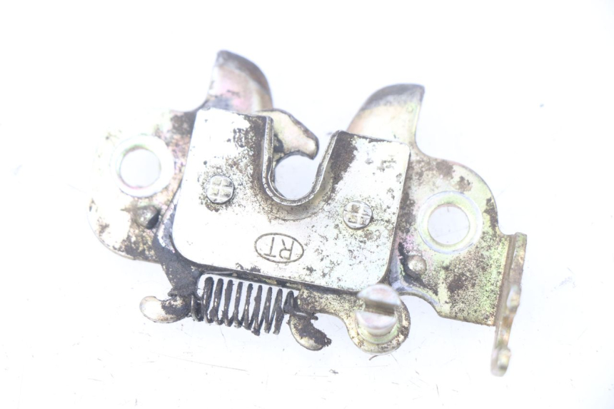 photo de FECHO DO BANCO PEUGEOT KISBEE 2T 50 (2010 - 2017) - Detalhe da peça