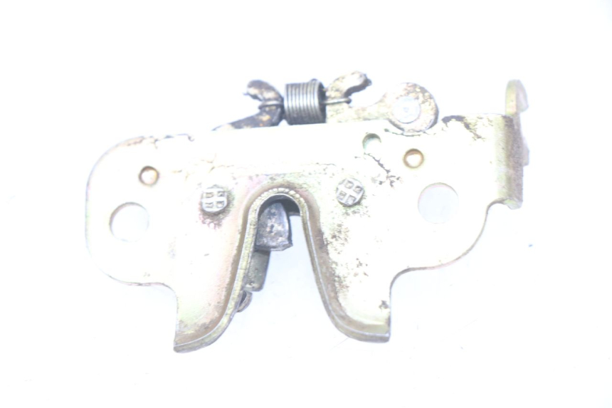 photo de FECHO DO BANCO PEUGEOT KISBEE 2T 50 (2010 - 2017) - Zoom do estado de desgaste