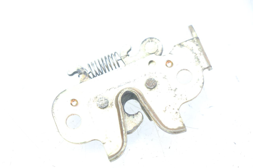 photo de FECHO DO BANCO PEUGEOT KISBEE 2T 50 (2010 - 2017) - Detalhe da peça