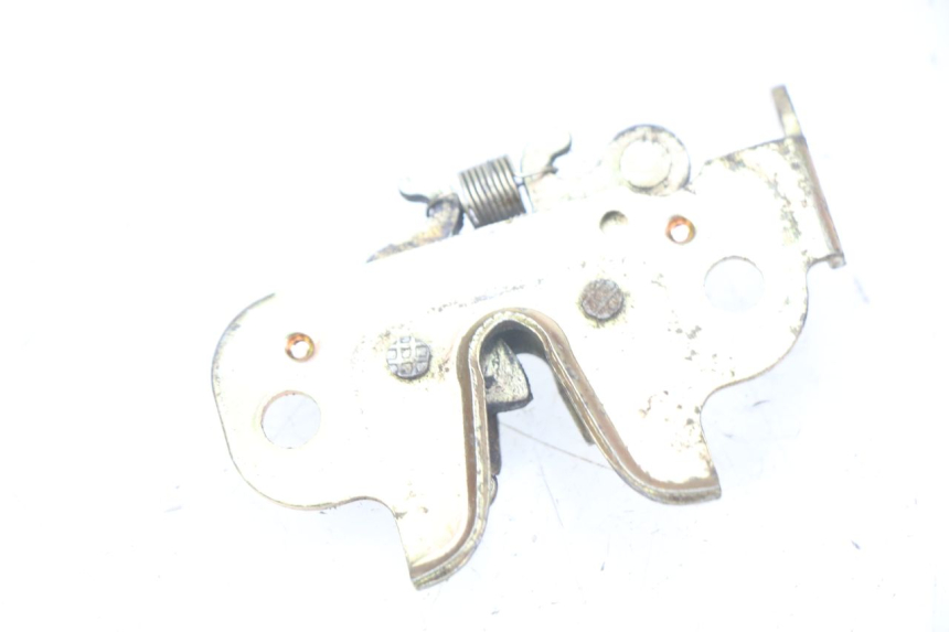 photo de FECHO DO BANCO PEUGEOT KISBEE 2T 50 (2010 - 2017) - Zoom do estado de desgaste