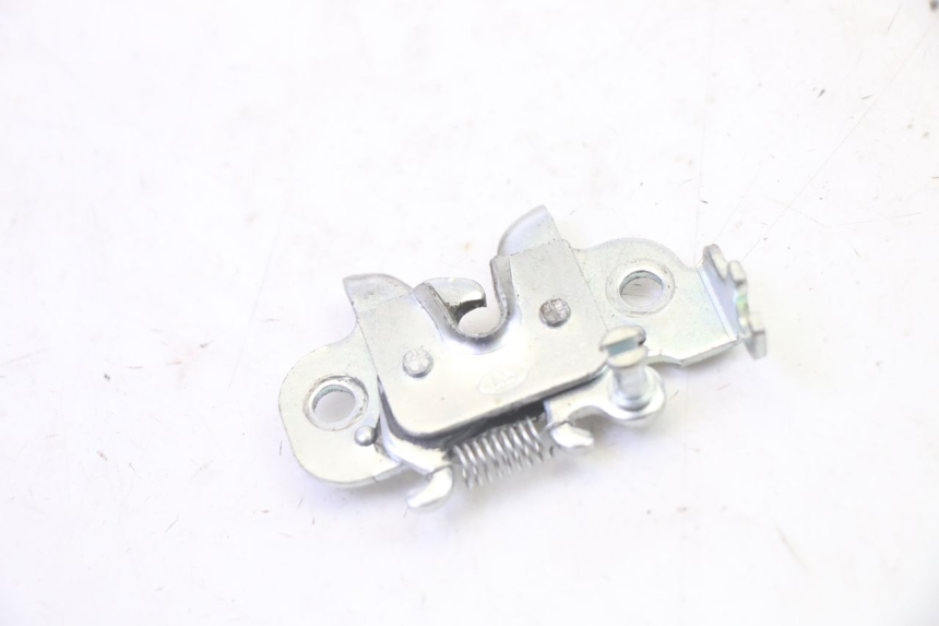 photo de FECHO DO BANCO PEUGEOT KISBEE 2T 50 (2010 - 2017) - Detalhe da peça