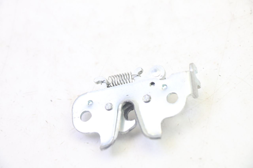 photo de FECHO DO BANCO PEUGEOT KISBEE 2T 50 (2010 - 2017) - Zoom do estado de desgaste