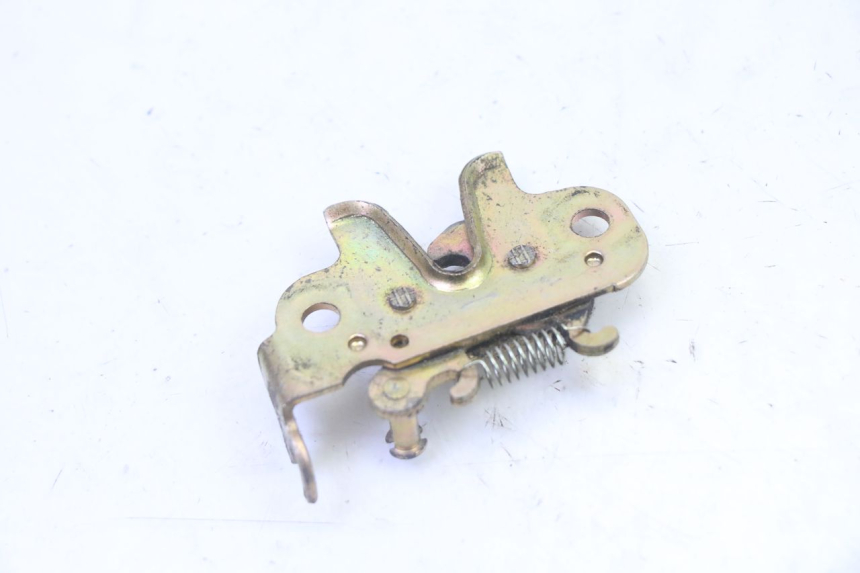 photo de FECHO DO BANCO PEUGEOT KISBEE 2T 50 (2010 - 2017) - Outro ângulo de visão