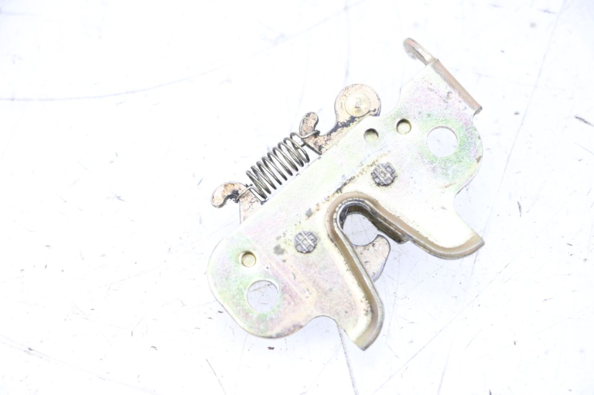 photo de FECHO DO BANCO PEUGEOT KISBEE 2T 50 (2010 - 2017) - Detalhe da peça