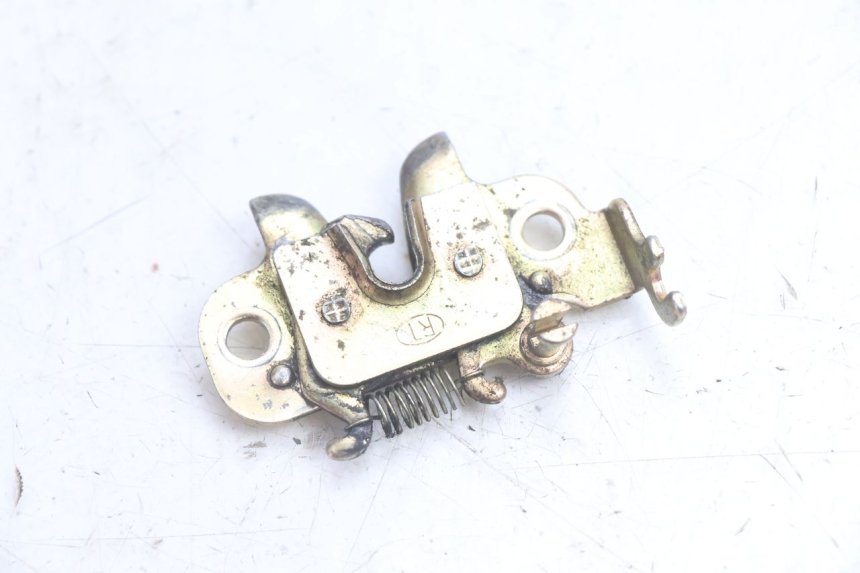 photo de FECHO DO BANCO PEUGEOT KISBEE 2T 50 (2010 - 2017) - Detalhe da peça