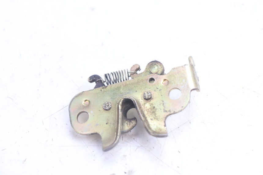 photo de FECHO DO BANCO PEUGEOT KISBEE 2T 50 (2010 - 2017) - Zoom do estado de desgaste