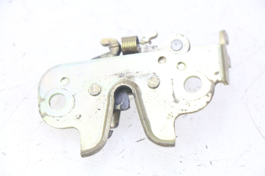 photo de FECHO DO BANCO PEUGEOT KISBEE 4T 50 (2010 - 2017) - Zoom do estado de desgaste