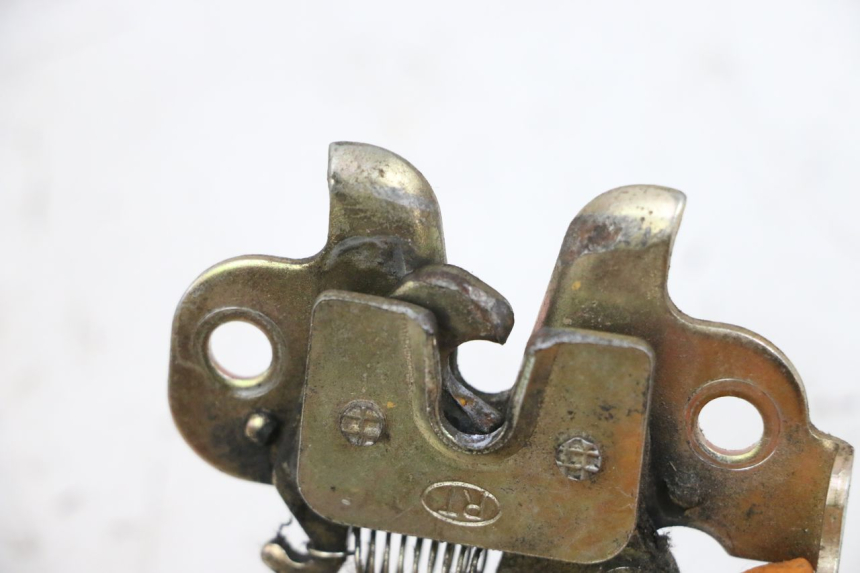 photo de FECHO DO BANCO PEUGEOT KISBEE 4T 50 (2010 - 2017) - Detalhe da peça