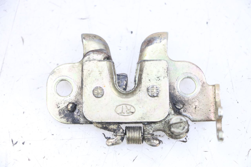 photo de FECHO DO BANCO PEUGEOT KISBEE 4T 50 (2010 - 2017) - Zoom do estado de desgaste
