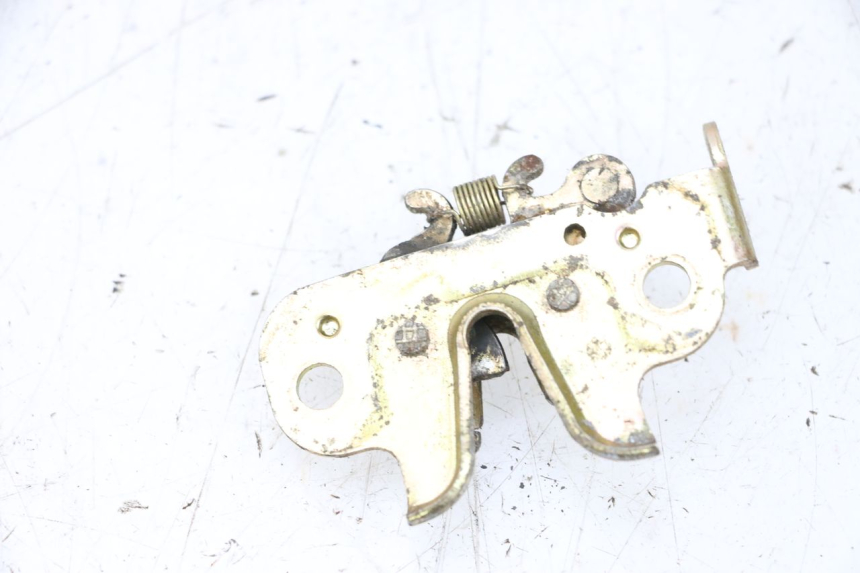 photo de FECHO DO BANCO PEUGEOT KISBEE 4T 50 (2010 - 2017) - Detalhe da peça