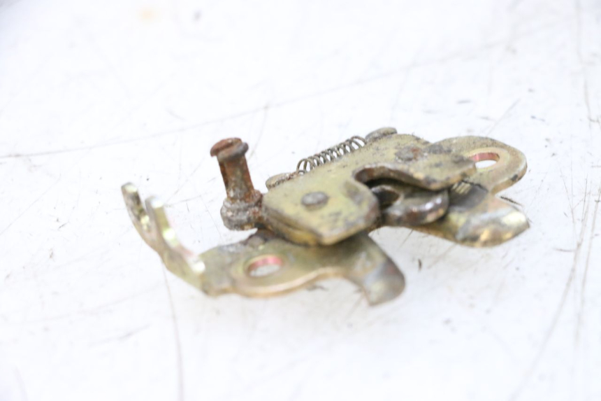 photo de FECHO DO BANCO PEUGEOT KISBEE 4T 50 (2010 - 2017) - Zoom do estado de desgaste