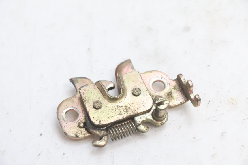 photo de FECHO DO BANCO PEUGEOT KISBEE 4T 50 (2010 - 2017) - Detalhe da peça