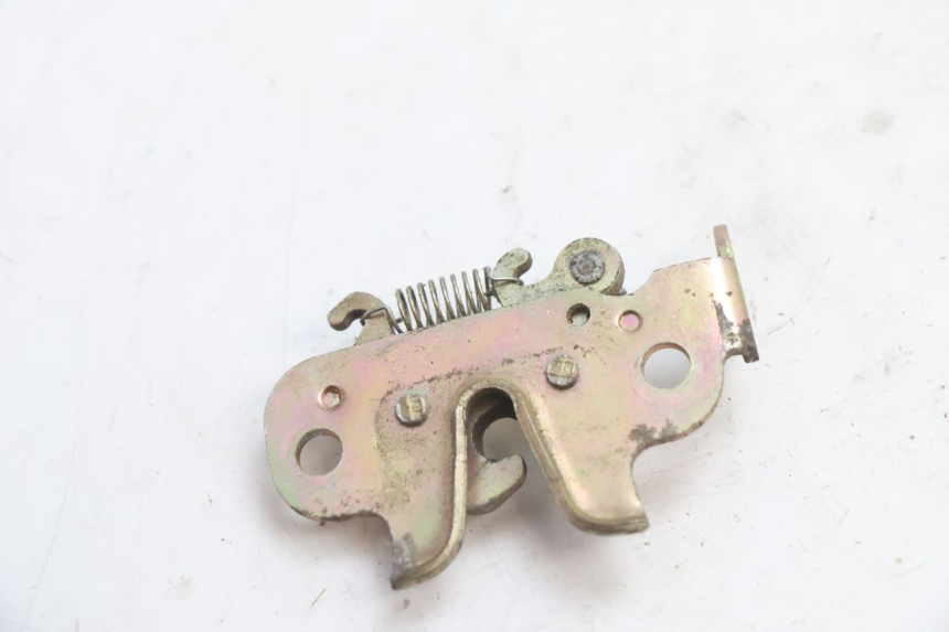 photo de FECHO DO BANCO PEUGEOT KISBEE 4T 50 (2010 - 2017) - Zoom do estado de desgaste