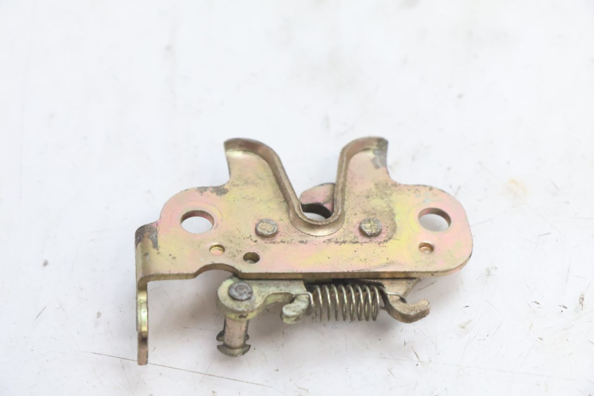 photo de FECHO DO BANCO PEUGEOT KISBEE 4T 50 (2010 - 2017) - Outro ângulo de visão