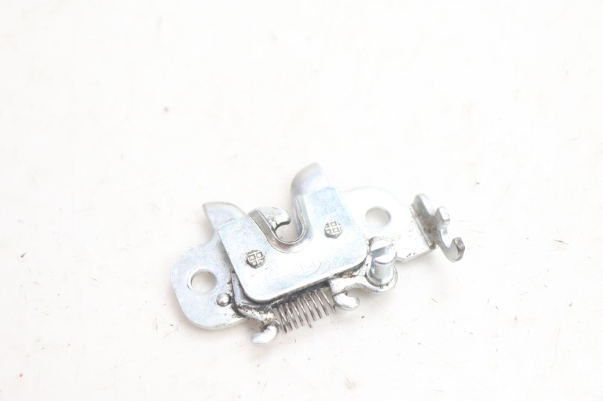 photo de FECHO DO BANCO PEUGEOT KISBEE 4T 50 (2018 - 2022) - Detalhe da peça