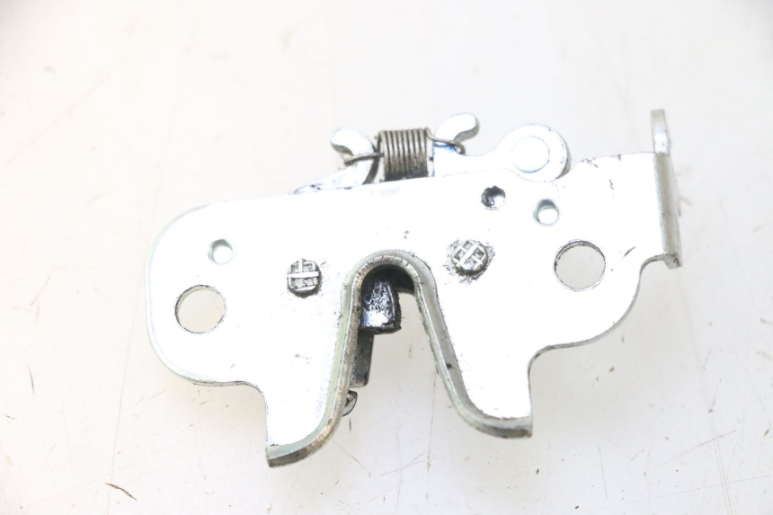 photo de FECHADURA DO ASSENTO PEUGEOT KISBEE 4T 50 (2023 - 2026) - Zoom do estado de desgaste