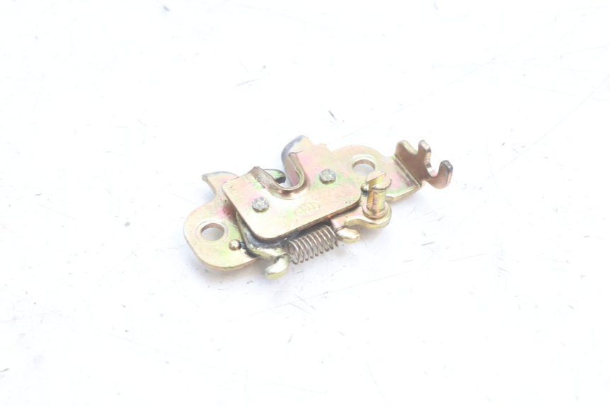 photo de FECHO DO BANCO PEUGEOT KISBEE 4T 50 (2010 - 2017) - Detalhe da peça