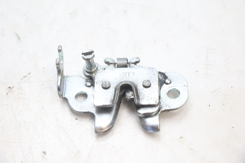 photo de FECHO DO BANCO PEUGEOT KISBEE 4T 50 (2018 - 2022) - Detalhe da peça