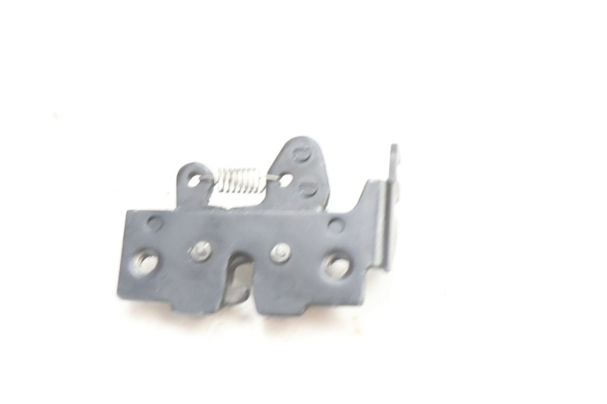 photo de FECHO DO BANCO PIAGGIO LIBERTY IGET 4T 50 (2021 - 2025) - Zoom do estado de desgaste