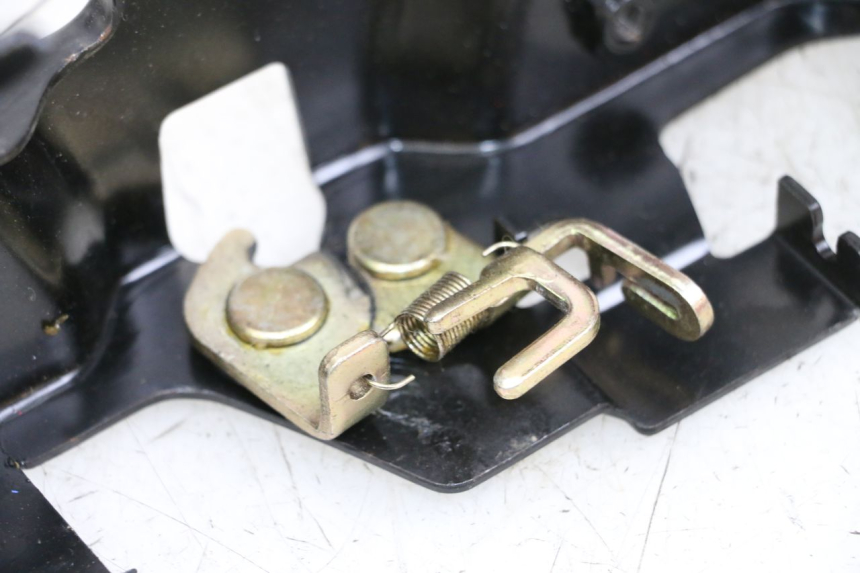 photo de FECHADURA DO BANCO SYM MIO 50 (2011 - 2017) - Pontos de fixação